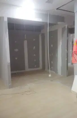 Pasang plafon dan partisi