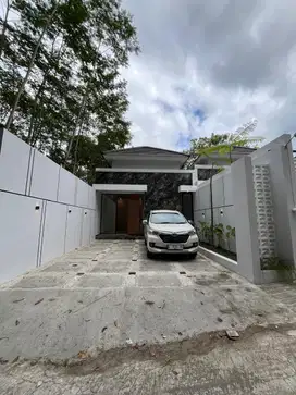 RUMAH BARU MEWAH LIMASAN MODERN DENGAN TANAH  LUAS DI JALAN KALIURANG