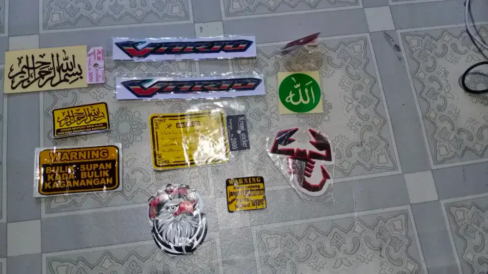 Jual  emblem vario stiker stiker