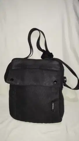 Tas slempang bodypack muat buku tulis