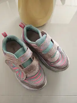 Sepatu anak udah ga muat