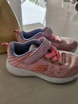 Sepatu anak bekas