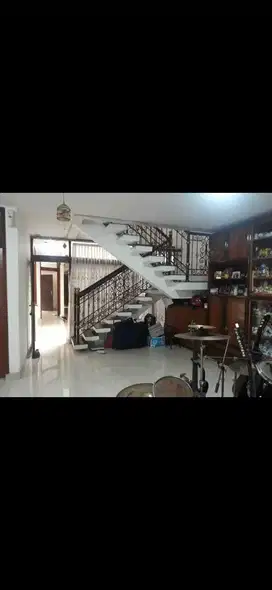 TURUN HARGA Rumah 2 lantai strategis di Jalan Semar 7, Bandung