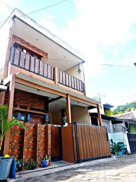DIJUAL CEPAT (BU) RUMAH 2,5 Lantai di TAMAN KRAKATAU