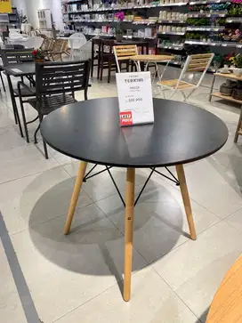 Meja Makan Piazza model minimalis elegan warna hitam, kondisi display
