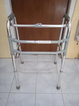 Alat Bantu Jalan Walker Deluxe