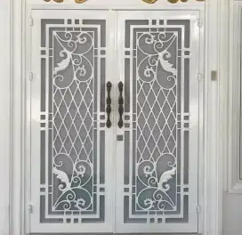 Pintu besi kombinasi kelasik dan minimalis