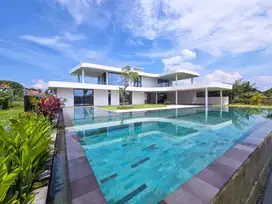 LUXURY VILLA WITH EXPANSIVE POOL AND VALLEY VIEWS IN UBUD