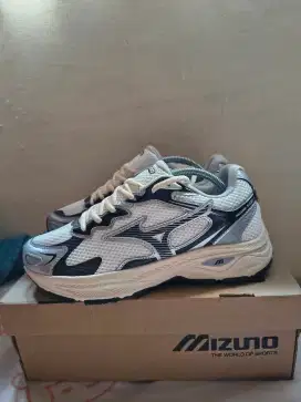 Sepatu Mizuno Racer S size 43