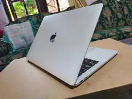 Laptop macbook pro retina 2016 two tunderbolt kondisi istimewa