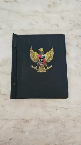 Album perangko kuno beserta isinya