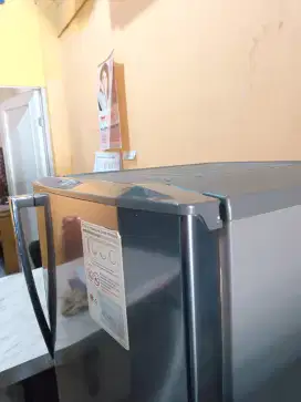 Lemari Freezer 6 Rak 1 Pintu merek LG Smart Inverter Low watt