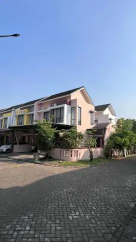 DIJUAL RUMAH SIAP HUNI 2 LANTAI HOEK – LOKASI STRATEGIS BEBAS BANJIR