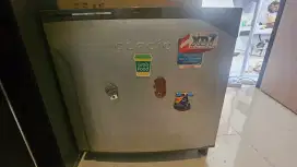 Di Jual Cepat Kulkas Mini Toshiba Glacio XD7