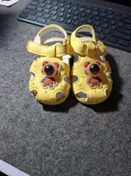 Sepatu Yongki warna kuning