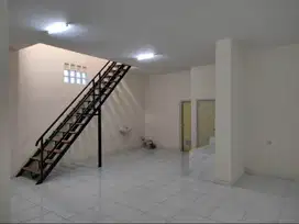 Toko SAYAP JENDERAL SUDIRMAN ada tambahan mezzanine lantai di atas