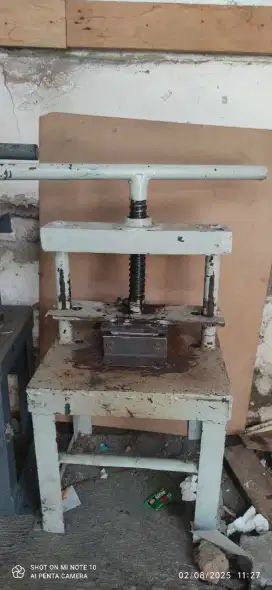 Mesin press piring kertas dan mesin lem kertas
