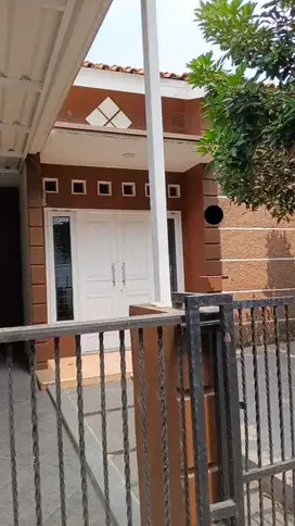 Disewakan Rumah 2 Lantai Bagus SHM Luas di Pamulang