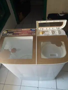Mesin cuci 2 lubang AKARI