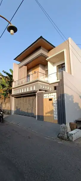 JUAL RUMAH MEWAH BARU KOTA SOLO DEKAT KAMPUS UMS SOLO