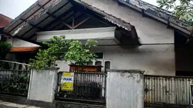 Rumah Tua 2 Lt Posisi Hook di Cirendeu, Tangsel