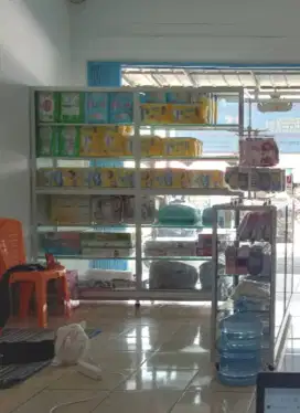 Etalase tgi kurang lebih 2m, lebar 2 m