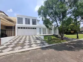 Rumah Mewah Gaya Eropa dengan Kolam Renang di Tatar Rambut Kasih KBP