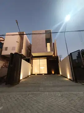 Di Jual rumah Baru semi furnish  2 lantai
