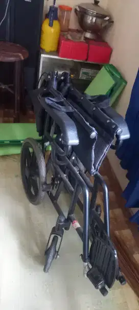 Kursi roda dan tongkat jalan