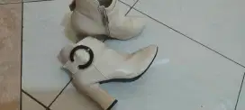 Sepatu boot wanita