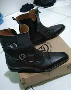 Sepatu boots kulit