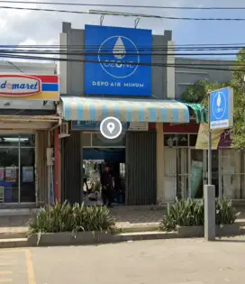 Operator depo air minum isi ulang