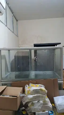 DIJUAL 2 ETALASE BEKAS KURMA