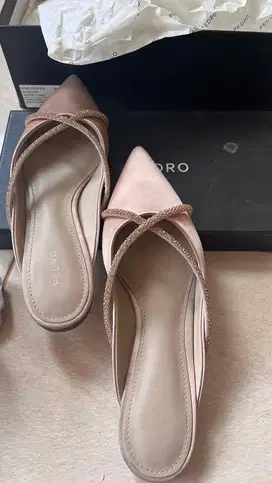 Sendal Pedro charles and keith