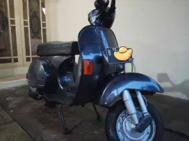 Vespa biru P150x