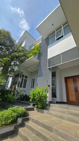 Dijual Rumah 2 lt Mewah Asri Siap huni di Telaga Golf BSD