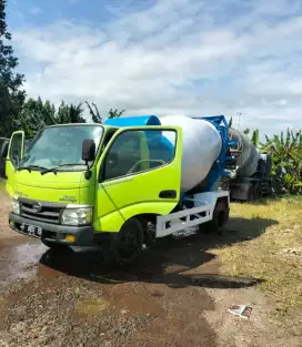 Truck mixer Hino Dutro tahun 2017