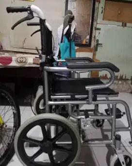 Kursi Roda di lengkapi rem tangan