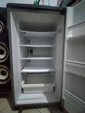 Kulkas Freezer es batu