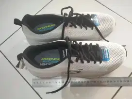 Sepatu Sketchers warna putih