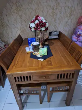 Meja makan 6 kursi ,ad lagi kecil di 4 bagian meja