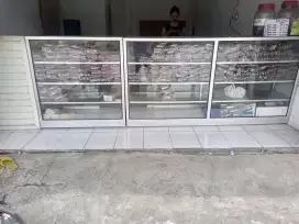 Etalase kaca 2 meteran