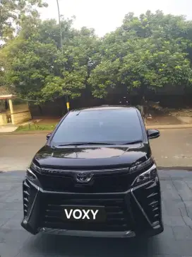 TOYOTA VOXY 2.0 AT 2021 – HITAM, KONDISI ISTIMEWA!