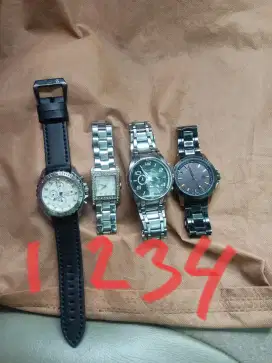 Di jual jam rumah murah aak di pakai di mana aja mantab no minus