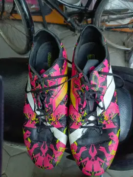 Sepatu sepakbola ori merk mills