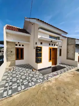 Rumah dijual cepat dalam perumahan dekat jalan raya