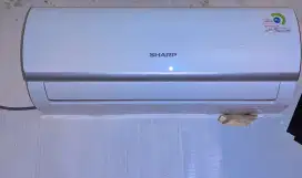 Jual santai AC Sharp 1/2 pk baru 2 bulan masih dipake