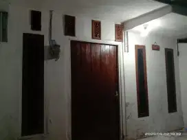 Di kontrakkan rumah.