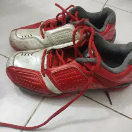 Sepatu badminton ining