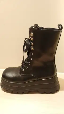 Sepatu boots wanita hak tinggi 8-9cm 2 pasang  no.38